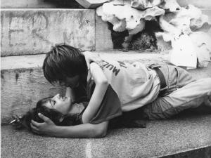 Piazza Duomo: Amore. Milano - Piazza del Duomo - Ritratto di coppia - Ragazza e ragazzo sdraiati a terra - Abbraccio, bacio