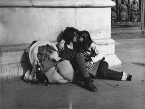 Piazza Duomo: Amore. Milano - Piazza del Duomo - Ritratto di coppia - Ragazzi seduti - Abbraccio, bacio - Zaino da viaggio