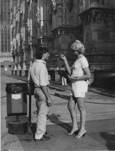 Piazza Duomo: Amore. Milano - Piazza del Duomo - Ritratto di coppia - Ragazza con bocchino per sigaretta e ragazzo con borsa