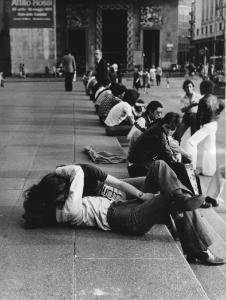 Piazza Duomo: Amore. Milano - Piazza del Duomo - Ragazzi seduti sui gradini e coppia sdraiata - Bacio, abbraccio