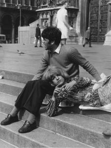 Piazza Duomo: Amore. Milano - Piazza del Duomo - Ritratto di coppia - Ragazzi seduti sui gradini