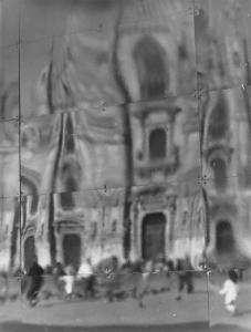 Piazza Duomo. Milano - Piazza del Duomo - Duomo riflesso su superficie metallica - Cantiere metropolitana