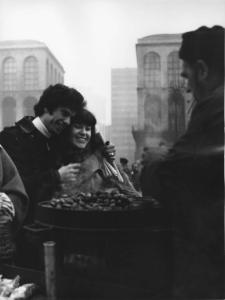 Piazza Duomo: Amore. Milano - Piazza del Duomo - Arengario - Ritratto di coppia - Ragazzi - Abbraccio - Venditore ambulante di caldarroste, castagne