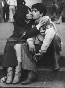 Piazza Duomo: Amore. Milano - Piazza del Duomo - Ritratto di coppia - Ragazzi seduti sui gradini - Abbraccio, bacio