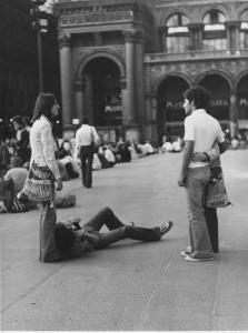 Piazza Duomo: La foto. Milano - Piazza del Duomo - Galleria Vittorio Emanuele - Coppia in posa davanti a un ragazzo sdraiato con macchina fotografica e ragazza in piedi