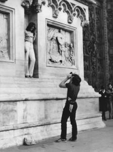 Piazza Duomo: La foto. Milano - Piazza del Duomo - Ritratto di coppia - Ragazza tra le nicchie del Duomo e ragazzo con macchina fotografica