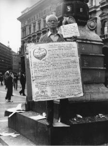 Piazza Duomo: Scritti. Milano - Piazza del Duomo - Ritratto maschile - Anziano con cartellone con scritta politica, pro pace