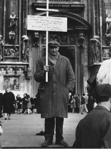 Piazza Duomo: Scritti. Milano - Piazza del Duomo - Ritratto maschile - Uomo con cartellone con scritta politica, pro pace