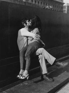 Mondo Beat: Amore. Milano - Piazza del Duomo - Monumento a Vittorio Emanuele II - Ritratto di coppia - Ragazza e ragazzo seduti - Bacio, abbraccio