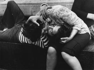 Mondo Beat: Amore. Milano - Piazza del Duomo - Ritratto di coppia - Ragazzo sdraiato sulle gambe di una ragazza - Bacio, abbraccio