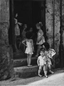 Napoli: Bimbi, scene di vita varie. Napoli - Vicoli - Ritratto di gruppo - Bambino nudo e bambine sull'uscio di casa