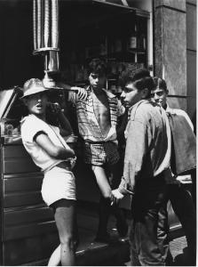 Napoli: Bimbi, scene di vita varie. Napoli - Vicoli - Ritratto di gruppo - Ragazzi davanti a un bar gelateria