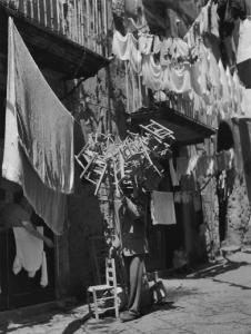 Napoli: Seconda scelta. Napoli - Vicoli - Uomo, venditore ambulante con seggiole di legno e cestini di vimini - Anziana - Panni stesi
