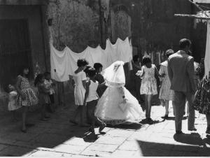 Napoli: Seconda scelta. Napoli - Vicoli - Bambina con abito da Prima Comunione - Bambini e adulti - Panni stesi