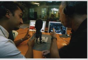 Economia e sviluppo. Milano - Radio Deejay, redazione - Ritratto di gruppo - Linus e Nicola Savino in studio - Microfono