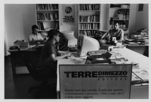 Assistenza integrazione solidarietà. Milano - Redazione Terre di Mezzo editore - Ufficio - Ragazzi