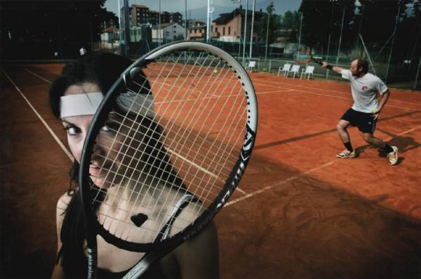 Sport e tempo libero. Lombardia - Campo da tennis - Ritratto femminile - Ragazza con racchetta da tennis - Ragazzo - Gioco, partita