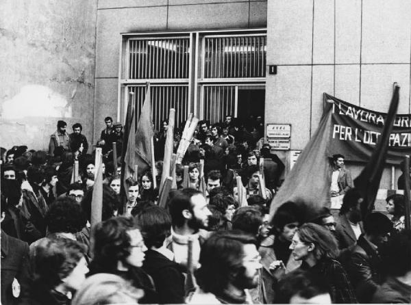 Scioperi manifestazioni operai. Milano - Sede Enel, esterno - Manifestazione, sciopero generale - Corteo di manifestanti - Protesta