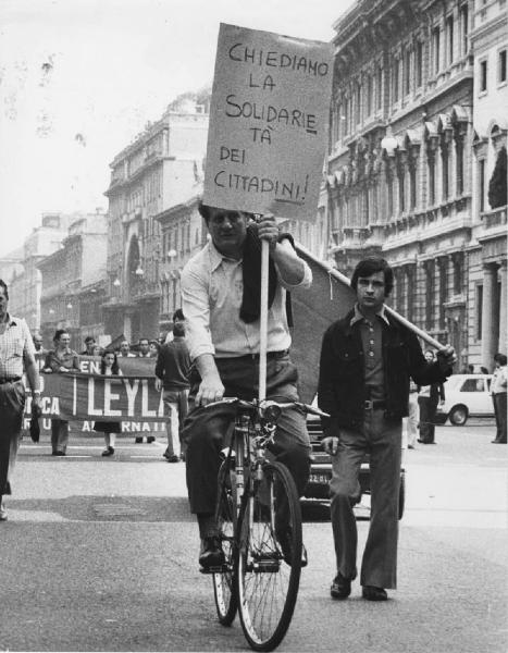 Scioperi manifestazioni operai. Milano - Strada - Manifestazione operaia, Leyland Innocenti sciopero - Corteo di lavoratori - Uomo in bicicletta con cartello di protesta