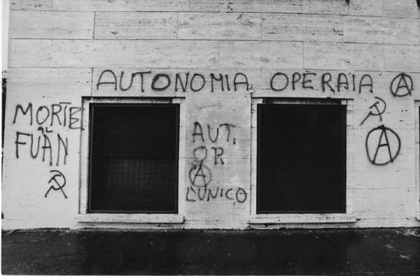 Manifestazioni Autonomia Operaia. Milano - Scritte e simboli sul muro di un palazzo - Autonomia Operaia, Anarchia, antifascismo