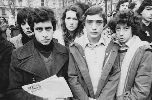Italia: lo studente Franceschi del M.S. Milano - Funerali di Roberto Franceschi - Ritratto di gruppo: giovani, studenti universitari