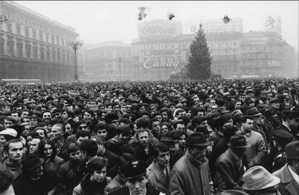 Milano, piazza del Duomo - Funerali delle vittime della strage di Piazza Fontana - Folla di persone - Albero di Natale