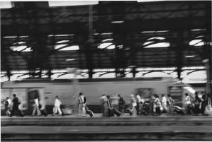 Trasporti provinciali e mobilità. Milano - Stazione Centrale - Ferrovie FS - Binario - Uomini, donne