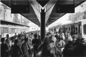 Trasporti provinciali e mobilità. Milano - Stazione Nord Cadorna - Ferrovie - Binari - Gruppo di persone, uomini, donne, pendolari