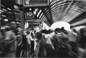 Trasporti provinciali e mobilità. Milano - Stazione Centrale - Ferrovie FS - Binario 10 - Gruppo di persone, uomini, donne, pendolari