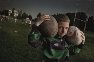 Sport e tempo libero. Milano - Centro sportivo Giuriati - Ritratto infantile - Bambino con palloni da rugby