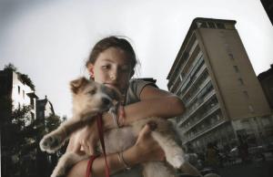 Sport e tempo libero. Milano (?) - Strada - Ritratto infantile - Bambina con cane - Edilizia popolare