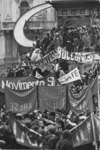 Mostra '68. Milano, Piazza del Duomo - Manifestazione del Movimento studentesco - Gruppo di ragazzi - Striscioni - Monumento a Vittorio Emanuele II