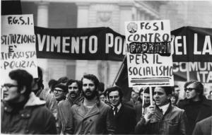 Mostra '68. Milano, corso Venezia - Manifestazione antifascista - Corteo, giovani socialisti - Striscioni