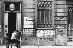 Mostra '68. Milano - Liceo classico Berchet occupato - Facciata con ingresso - Studenti, ragazzi - Scritte sul muro