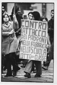 Mostra '68. Milano - Manifestazione studentesca - Corteo, ragazzi - Cartelli di protesta - Lotta di classe