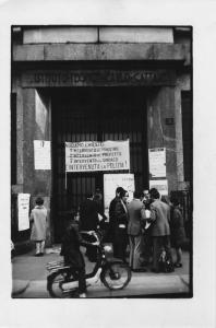 Mostra '68. Milano - Istituto Tecnico Carlo Cattaneo, ingresso - Occupazione - Gruppo di studenti, ragazzi - Cartelli di protesta