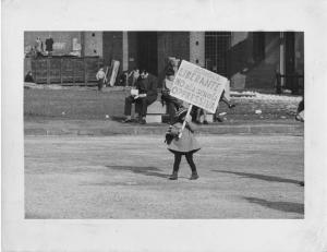 Mostra '68. Milano - Castello Sforzesco, cortile - Manifestazione per la festa della donna, 8 marzo - Bambina con cartello di protesta - Scuola