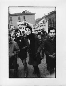 Mostra '68. Milano, corso Como - Manifestazione studentesca - Corteo di studenti, ragazzi - Striscioni