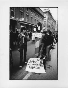 Mostra '68. Milano, via Larga - Manifestazione studentesca per l'autoriduzione del carovita - Teatro Lirico, esterno - Gruppo di studenti, ragazzi - Scritte di protesta