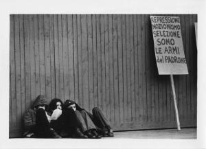 Mostra '68. Milano, Piazza del Duomo - Sciopero studentesco - Gruppo di studenti seduti - Cartello di protesta
