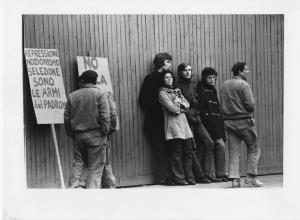 Mostra '68. Milano, Piazza del Duomo - Manifestazione studentesca - Gruppo di studenti - Operai - Cartelli di protesta