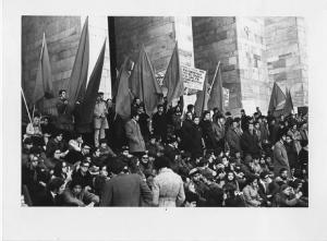 Mostra '68. Milano - Palazzo di Giustizia, gradinata - Manifestazione di protesta per la liberazione degli anarchici - Gruppo di studenti - Bandiere, cartelli di protesta