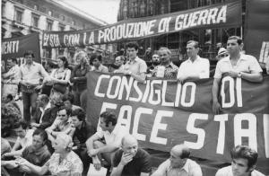 Scioperi e manifestazioni operaie Torino - Milano. Milano, piazza del Duomo - Manifestazione per il primo maggio - Gruppo di uomini, donne - Striscioni di protesta contro la guerra