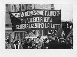 Scioperi e manifestazioni operaie Torino - Milano. Milano - Manifestazione operaia e studentesca, sciopero - Corteo - Studenti con gli operai dell'Alfa Romeo - Striscioni di protesta