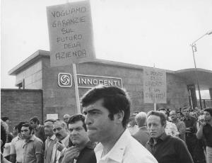 Manifestazioni contro i licenziamenti Innocenti. Milano - Esterno fabbrica Innocenti - Manifestazione operaia, sciopero - Corteo di operai, Leyland Innocenti - Cartelli di protesta