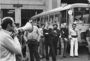 Manifestazioni contro i licenziamenti Innocenti. Milano - Esterno - Manifestazione operaia Leyland Innocenti, sciopero - Gruppo di lavoratori, operaio con megafono - Autobus