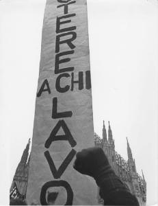 Scioperi manifestazioni operai. Milano - Piazza del Duomo - Manifestazione operaia, sciopero generale - Pugni chiusi - Striscione di protesta