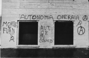 Manifestazioni Autonomia Operaia. Milano - Scritte e simboli sul muro di un palazzo - Autonomia Operaia, Anarchia, antifascismo
