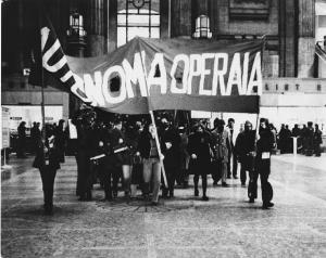 Manifestazioni Autonomia Operaia. Milano - Stazione ferroviaria F.S. - Occupazione Autonomia Operaia - Manifestanti, striscione