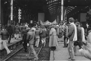 Manifestazioni Autonomia Operaia. Milano - Stazione ferroviaria F.S. - Occupazione Autonomia Operaia - Corteo di manifestanti - Striscioni